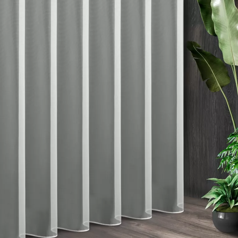 Tkanina firanowa lekka i delikatna mikrosiateczka z połyskiem zakończona  szwem obciążającym