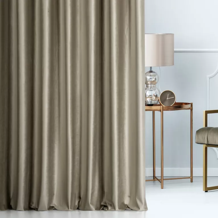 Zasłona szyta na taśmie 5 cm brązowa z miękkiej tkaniny welwetowej