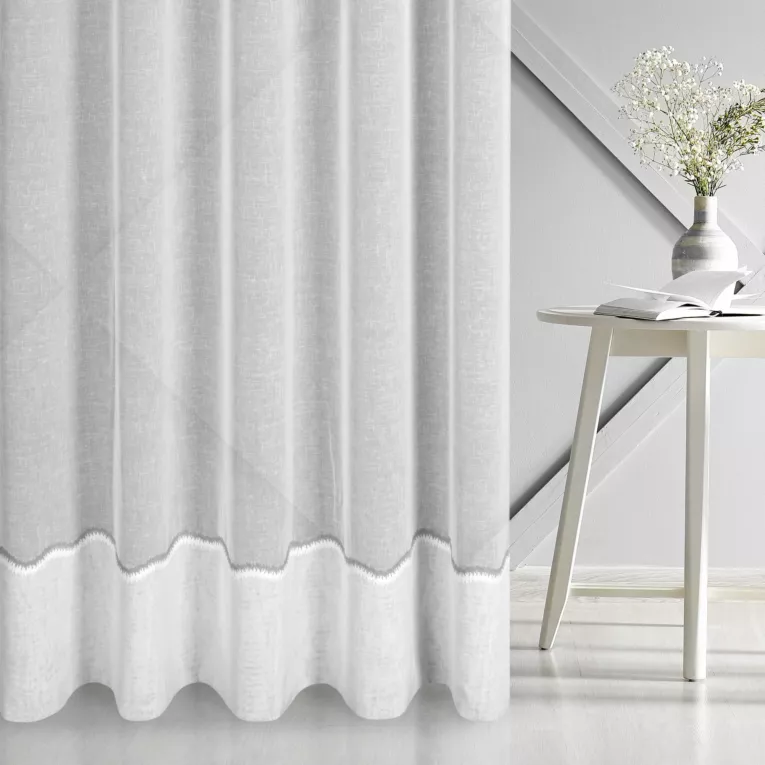 Firana szyta na taśmie 5 cm biało popielata z matowej etaminy wykończonej ozdobnym podwinięciem Italissima Eva Minge