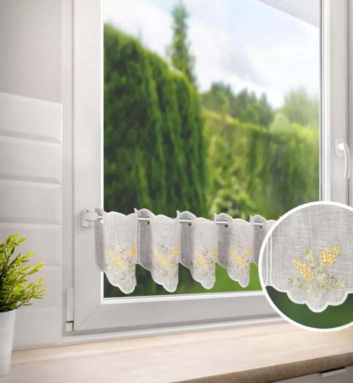 Tkanina firanowa zazdrostka z etaminy zdobiona haftem rumianku