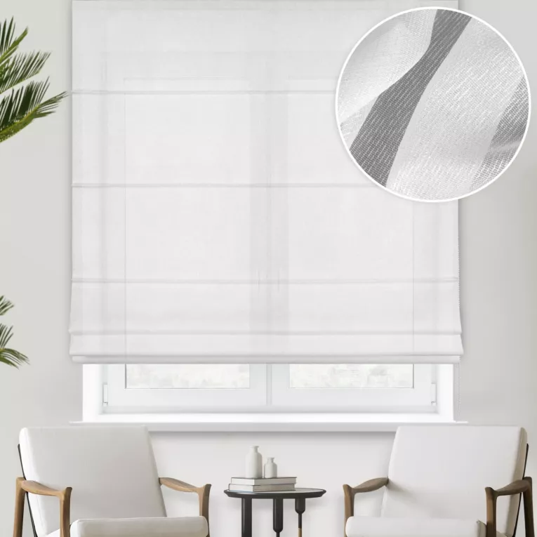 Roleta rzymska biała z delikatnej tkaniny z efektem deszczyku, wykończonej obciążnikiem