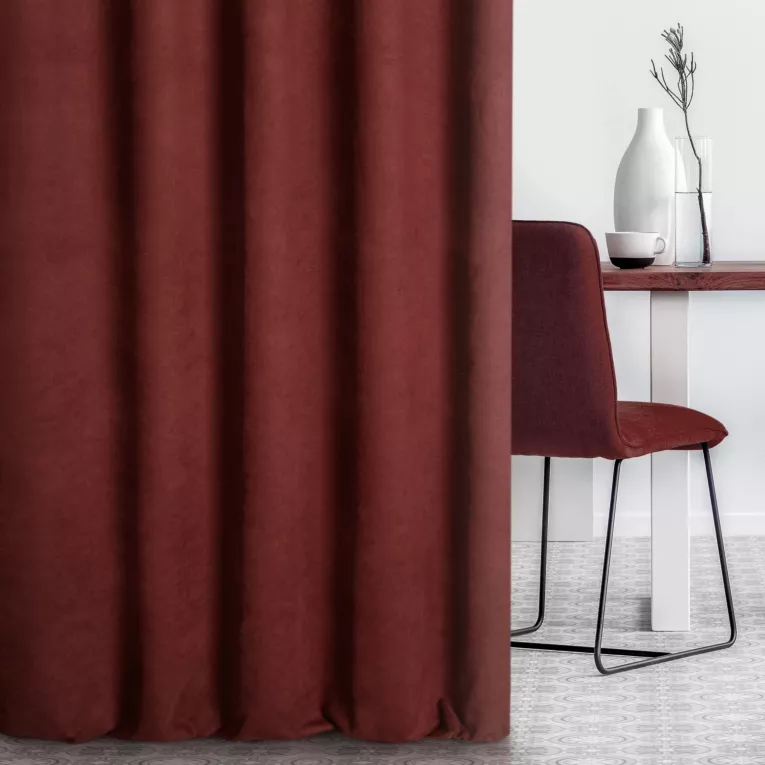 Zasłona szyta na taśmie 5 cm DORA - HIT bordowa z miękkiej tkaniny o welurowej strukturze