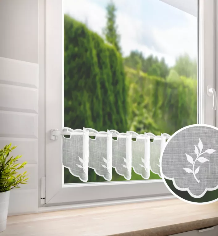 Tkanina firanowa zazdrostka z etaminy zdobiona ażurowym haftem w drobne listeczki