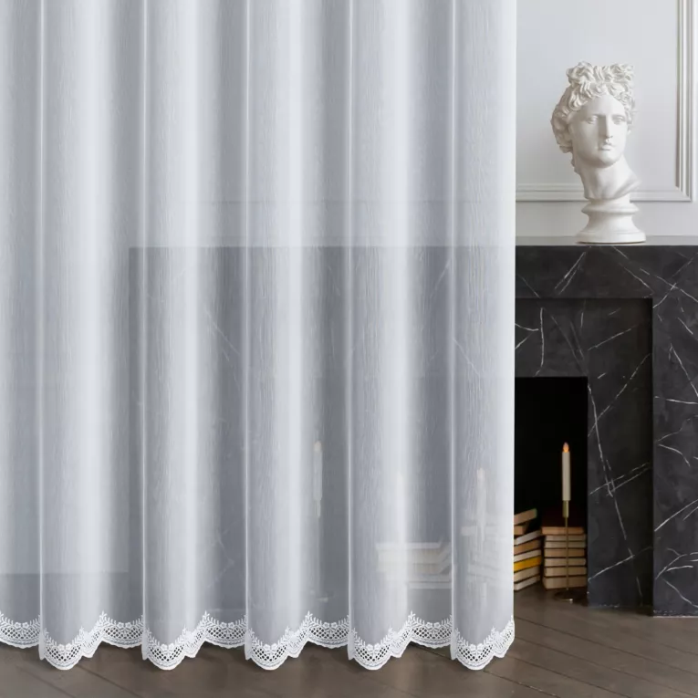 Firana szyta na taśmie 5 cm biała z tkaniny z efektem deszczyku, zdobionej ażurowym haftem u dołu tkaniny
