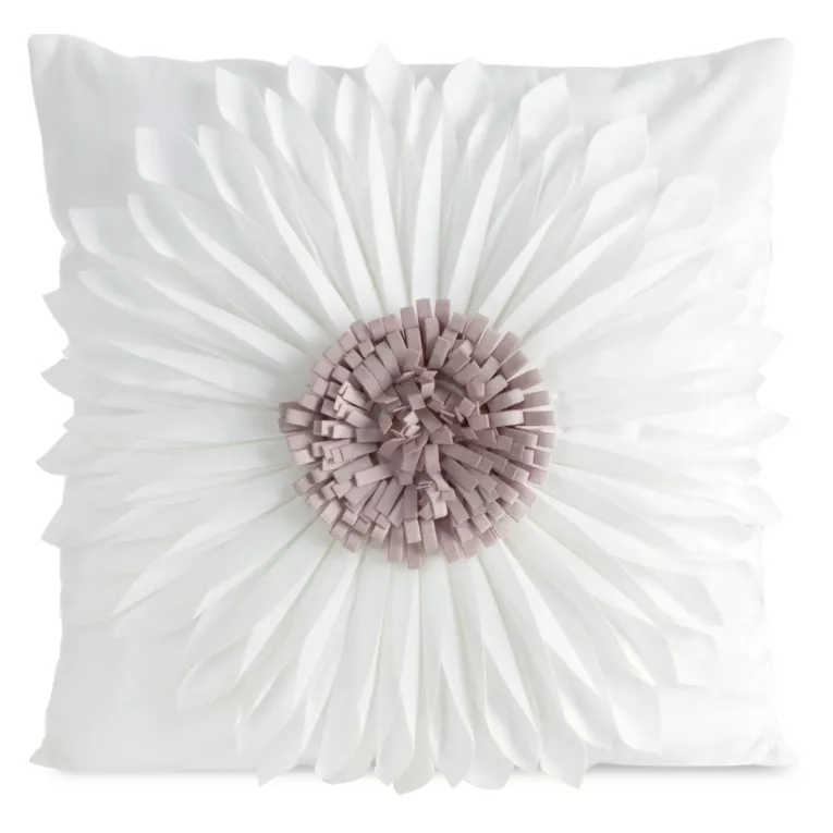 Poszewka na poduszkę 45 x 45 cm z welwetu kolor kremowo, pudrowy zdobiona dużym kwiatem 3D FLORES 3
