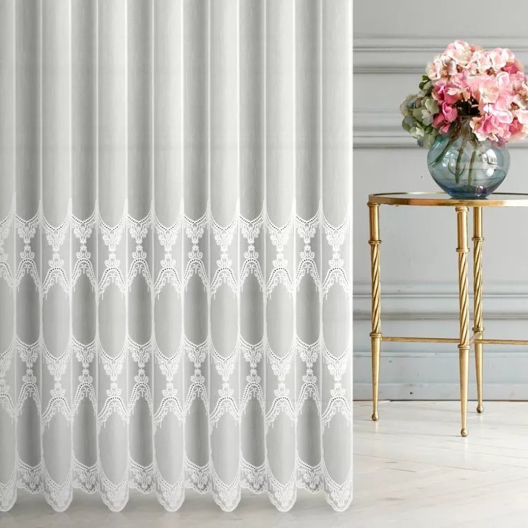 Firana szyta na taśmie fala kremowa z matowej tkaniny z efektem deszczyku zdobionej dołem haftem Pierre Cardin