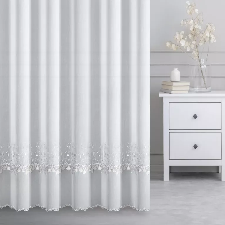 Firana szyta na taśmie 5 cm SHARMA biało srebrna z matowej tkaniny haftowanej w drobny wzór