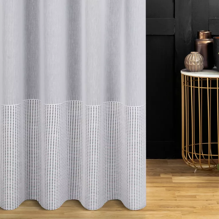 Firana szyta na flexach naturalna z matowej etaminy ozdobionej szerokim ażurowym pasem, wykończona obciążnikiem