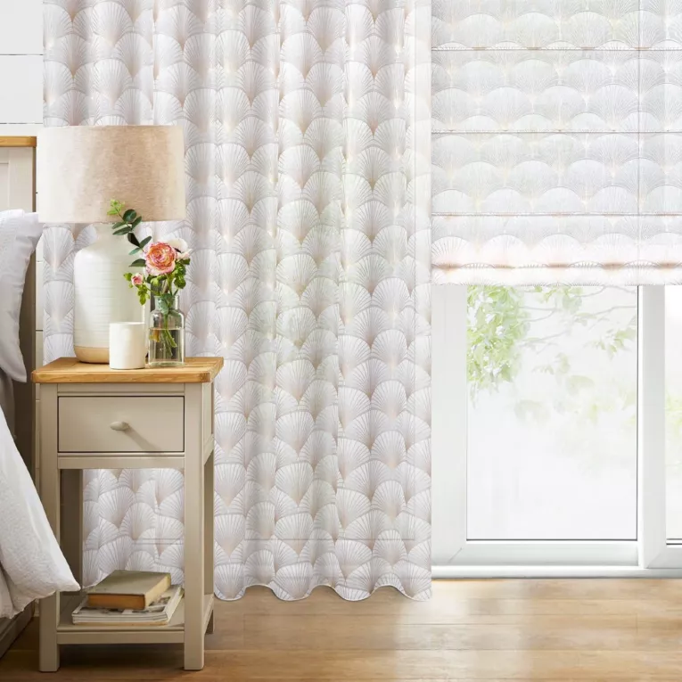 Roleta rzymska biało złota z tkaniny typu BATYST z delikatnie połyskującym, geometrycznym nadrukiem na całości tkaniny, wykończona obciążnikiem