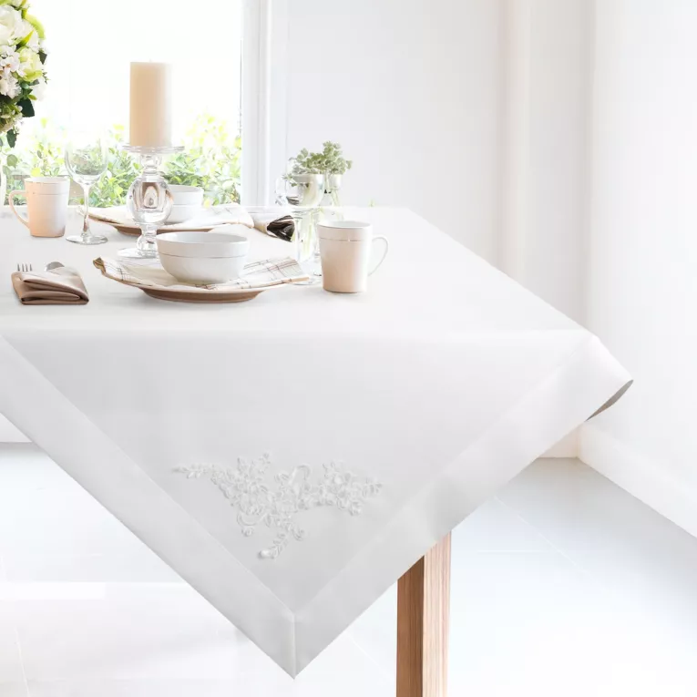 Bieżnik na stó biały 85x85 cm TULIA obszyty szeroką kantą i zdobiony koronkową aplikacją EUROFIRANY PREMIUM