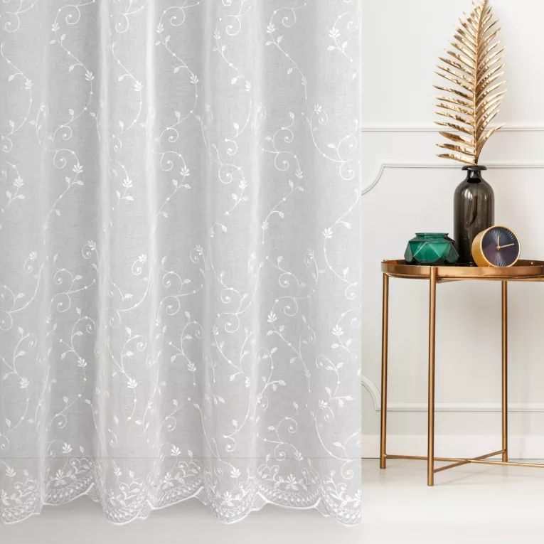 Firana szyta na taśmie 5 cm biała z matowej etaminy haftowanej w drobny roślinny wzór