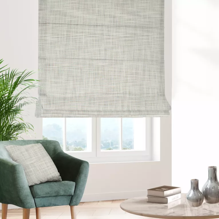 Roleta rzymska kremowa z tkaniny w stylu eko o naturalnym splocie, z efektem melanżu, wykończona obciążnikiem