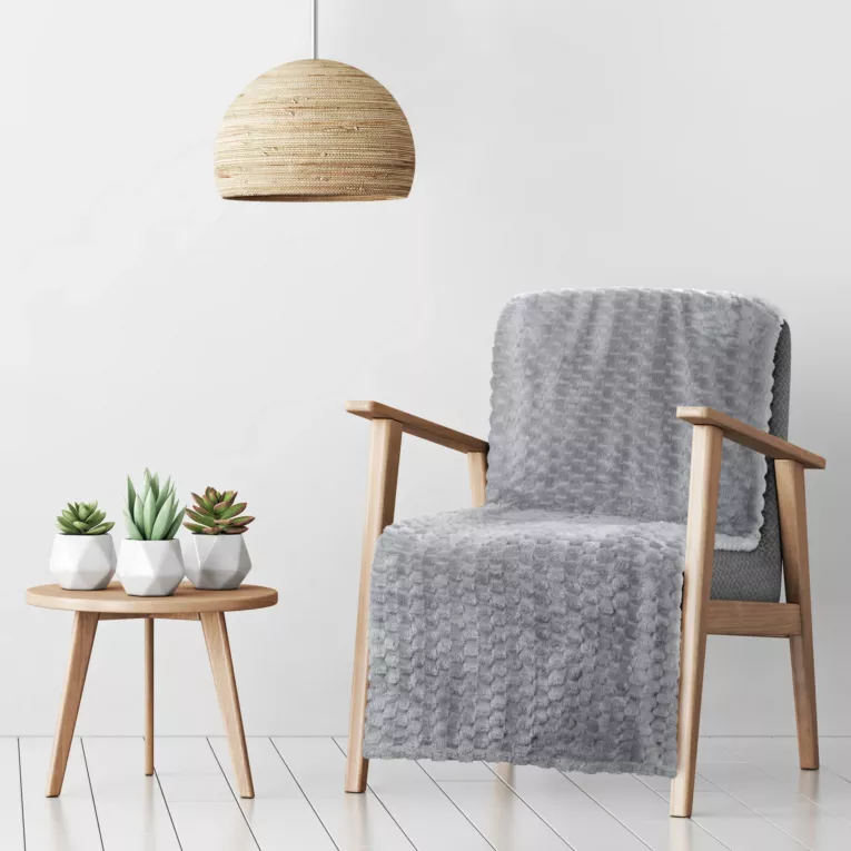 Narzuta na fotel-koc 70x160 cm srebrna miękka i miła w dotyku z wytłaczanym wzorem jodełki CINDY 5 Design 91