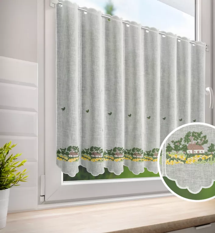 Tkanina firanowa zazdrostka z etaminy zdobiona haftem wiejskiego domku