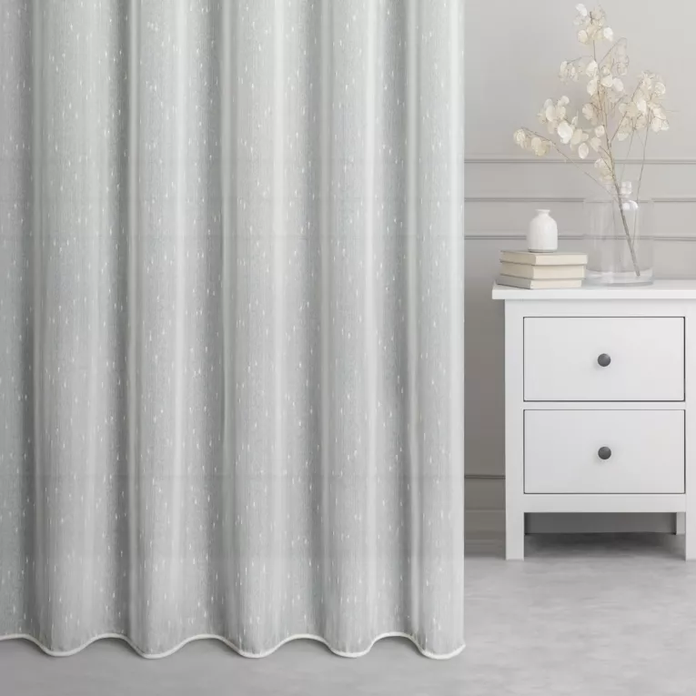 Firana szyta na flexach kremowa lekko połyskująca z efektem pogrubionynych nici, wykończona obciążnikiem