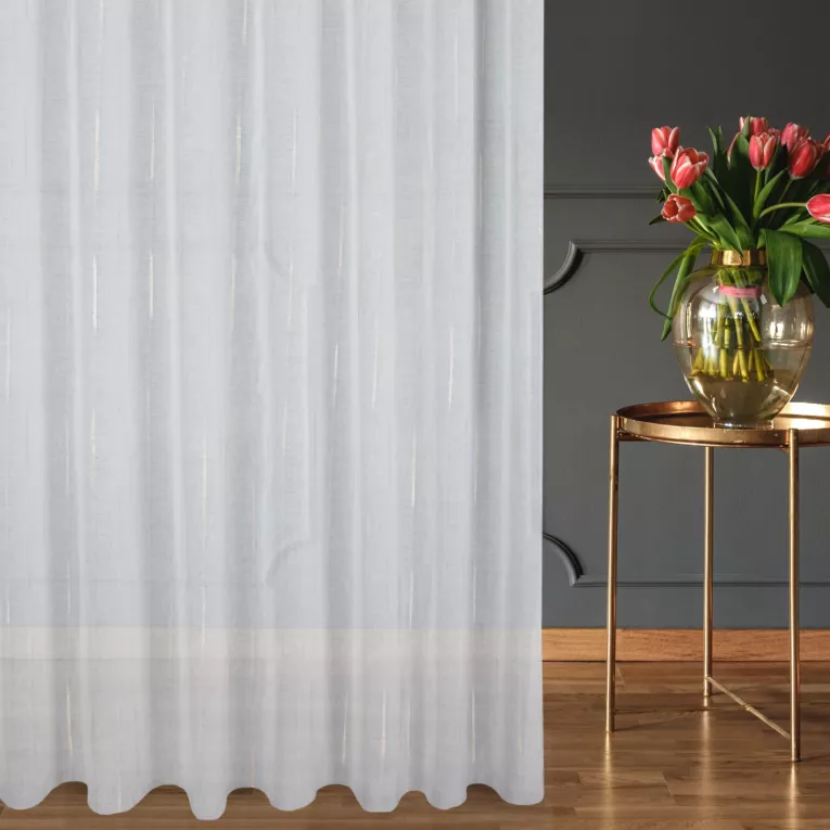 Firana szyta na przelotkach naturalno miedziana z matowej etaminy z połyskliwym nieregularnym wzorem, wykończona obciążnikiem Italissima Eva Minge