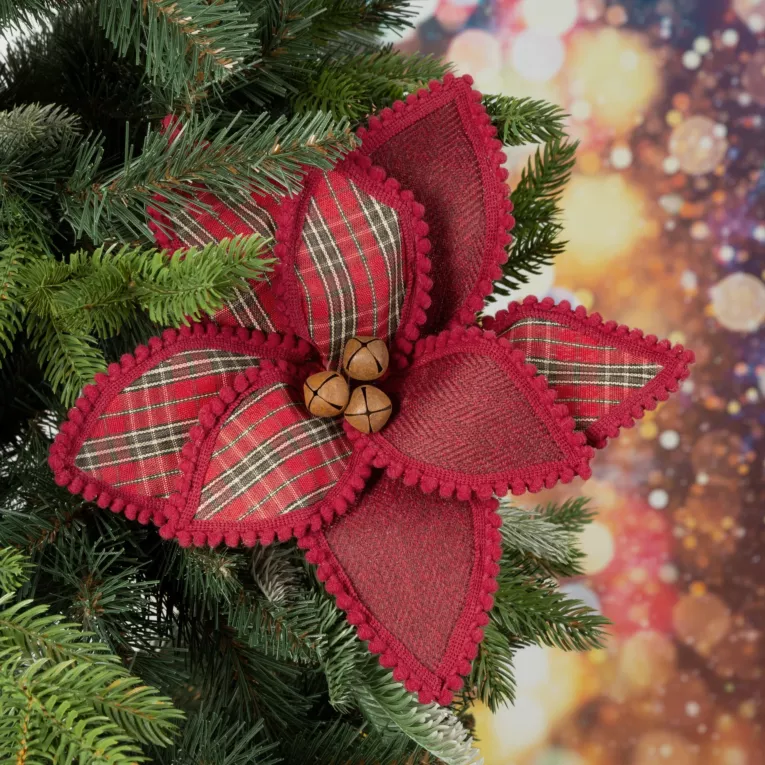 Świąteczny kwiat z tkaniny w krateczkę wykończony pasmanterią z pomponikami
