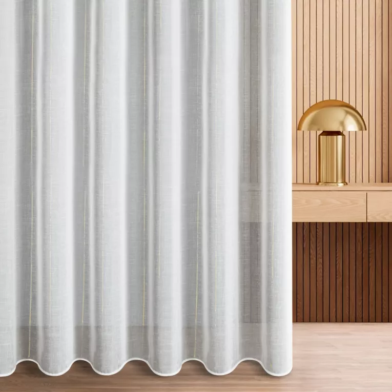Firana szyta na taśmie fala biała z delikatnej etaminy, zdobionej pionowymi pasami z nici metalicznej, wykończona obciążnikiem
