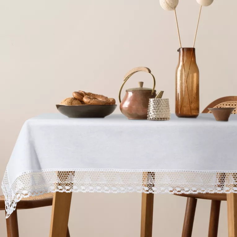 Obrus na stół 140x220 cm biały zdobiony koronką - NATALY