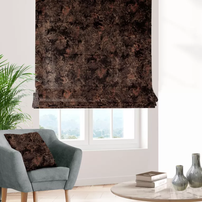 Roleta rzymska czarno miedziana z miękkiej, welwetowej tkaniny z nieregularnym nadrukiem Italissima Eva Minge