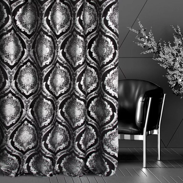 Zasłona szyta na taśmie 8 cm czarno srebrna z szenilowej tkaniny w klasyczny wzór ornamentowy przetykany błyszczącą nicią Italissima Eva Minge