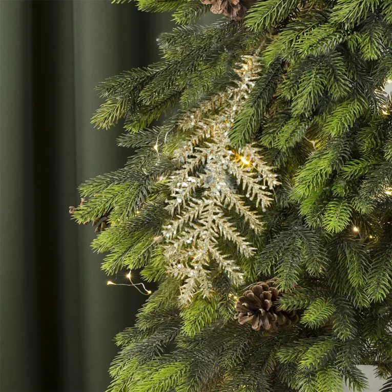 Zimowa gałązka paproci obsypana złotym brokatem