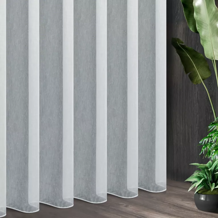 Tkanina firanowa lekki batyst o matowej powierzchni i gęstym splocie zakończona obciążnikiem