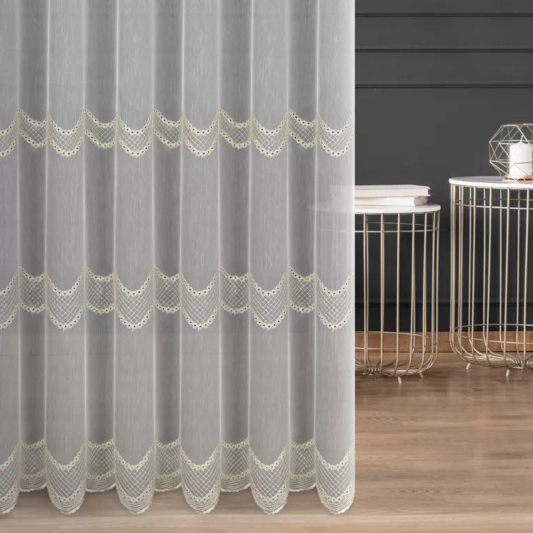 Firana szyta na taśmie 5 cm kremowo złota z matowej tkaniny ozdobiona eleganckim haftem