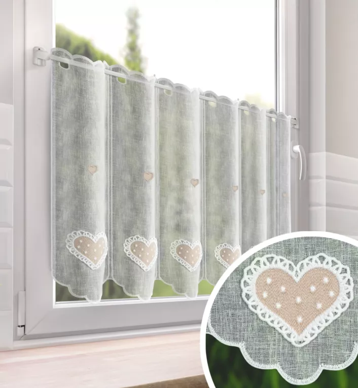 Tkanina firanowa zazdrostka zdobiona haftowaną aplikacją w kształcie serca