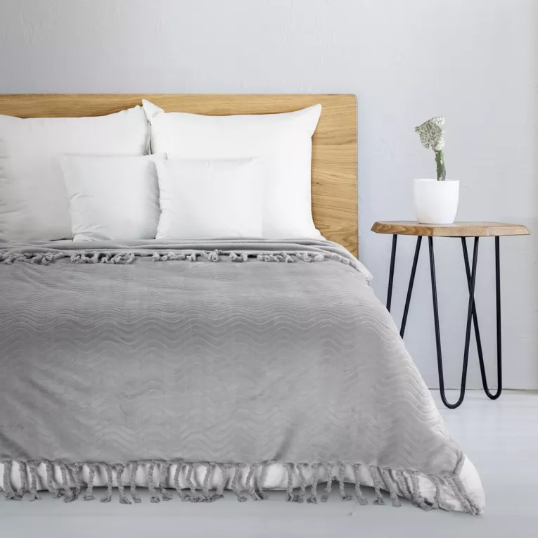 Koc flano 150x200 cm srebrny z wytłaczanym wzorem i dekoracyjnymi frędzlami EMMA