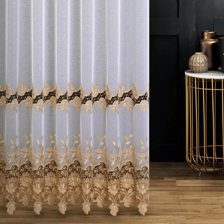 Firana szyta na taśmie 5 cm biało złota z tkaniny typu MARKIZETA, zdobionej dołem aplikacją w kształcie kwiatów