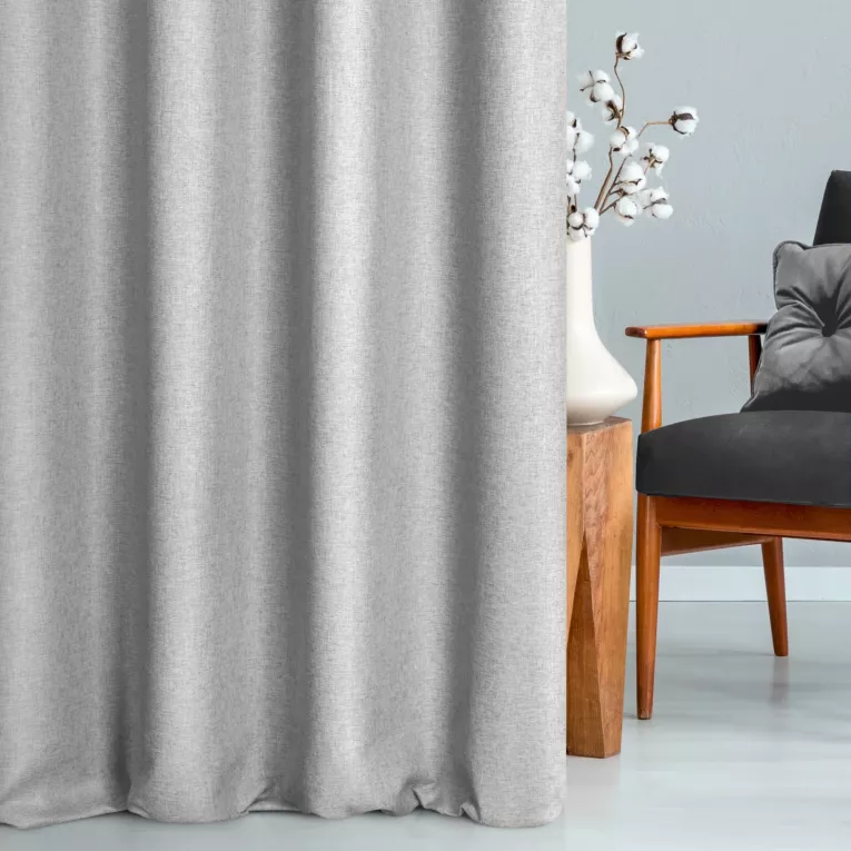 Zasłona szyta na taśmie fala srebrna z tkaniny trudnopalnej, zaciemniającej, typu blackout z efektem melanżu