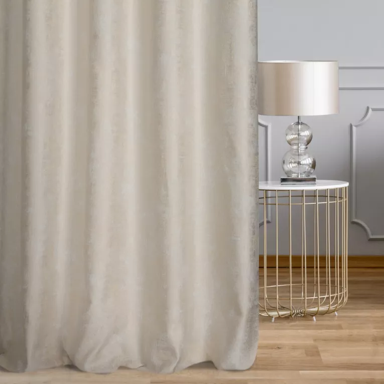 Zasłona szyta na taśmie fala kremowa z błyszczącej tkaniny szenilowej