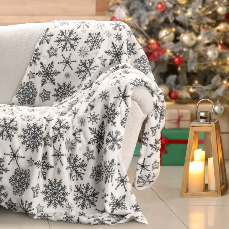 Koc świąteczny 150x200 cm biało, granatowy zdobiony nadrukiem śnieżynek