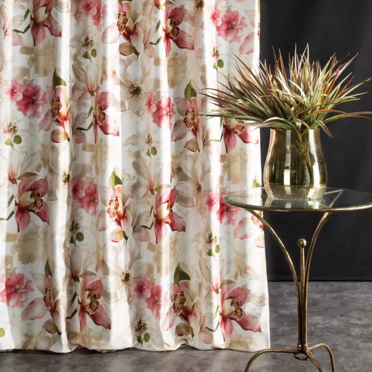 Zasłona kremowa, różowa z motywem kwiatowym z welwetu 140x270 cm taśma - LILLIE