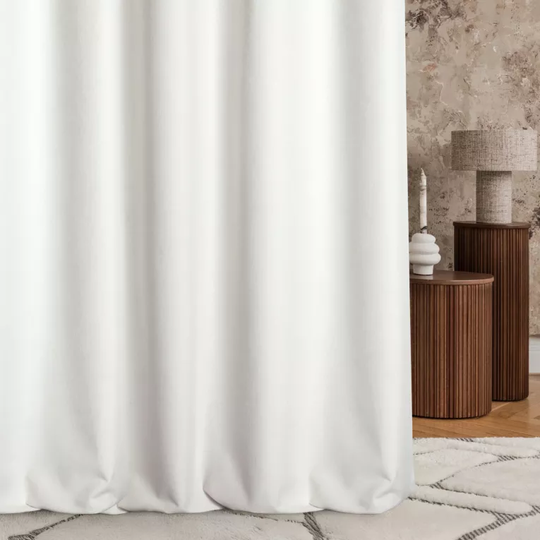 Zasłona szyta na taśmie 5 cm kremowo jasnosrebrna z dwustronnej tkaniny zaciemniającej 100% blackout, o strukturze weluru