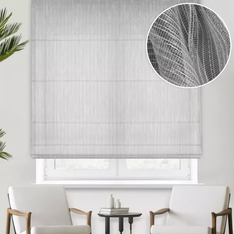 Roleta rzymska jasnoszara z tkaniny w pionowe, cienkie pasy, wykończona obciążnikiem