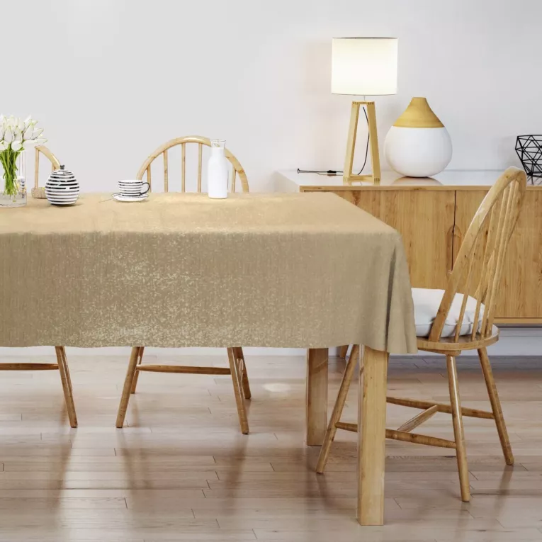 Obrus szyty JULIETT złoty z eleganckiej połyskującej tkaniny przetykanej lureksową nicią