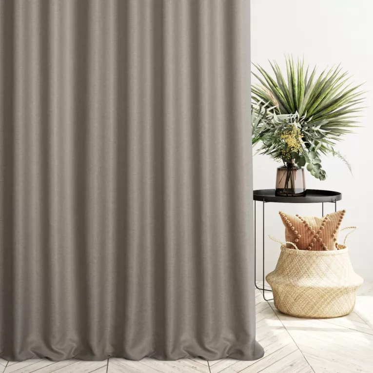 Zasłona szyta na taśmie 5 cm jasnobrązowa z tkaniny typu dimout o średnim stopniu zaciemnienia