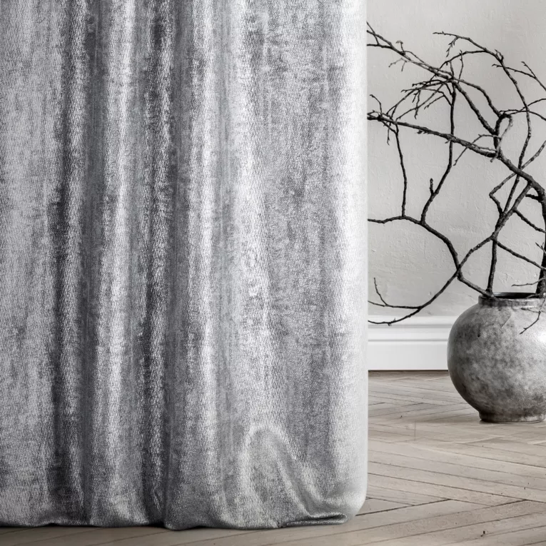 Zasłona szyta na flexach MATTEO srebrna z grubotkanej nowoczesnej tkaniny z błyszczącym nadrukiem