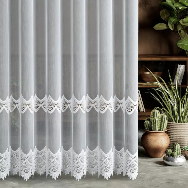 Firana szyta na flexach biała z tkaniny z efektem deszczyku, zdobionej geometryczną aplikacją