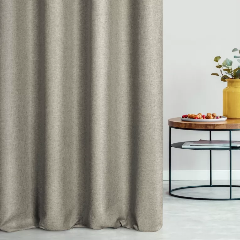 Zasłona szyta na taśmie 5 cm kremowa z tkaniny trudnopalnej, zaciemniającej, typu blackout z efektem melanżu