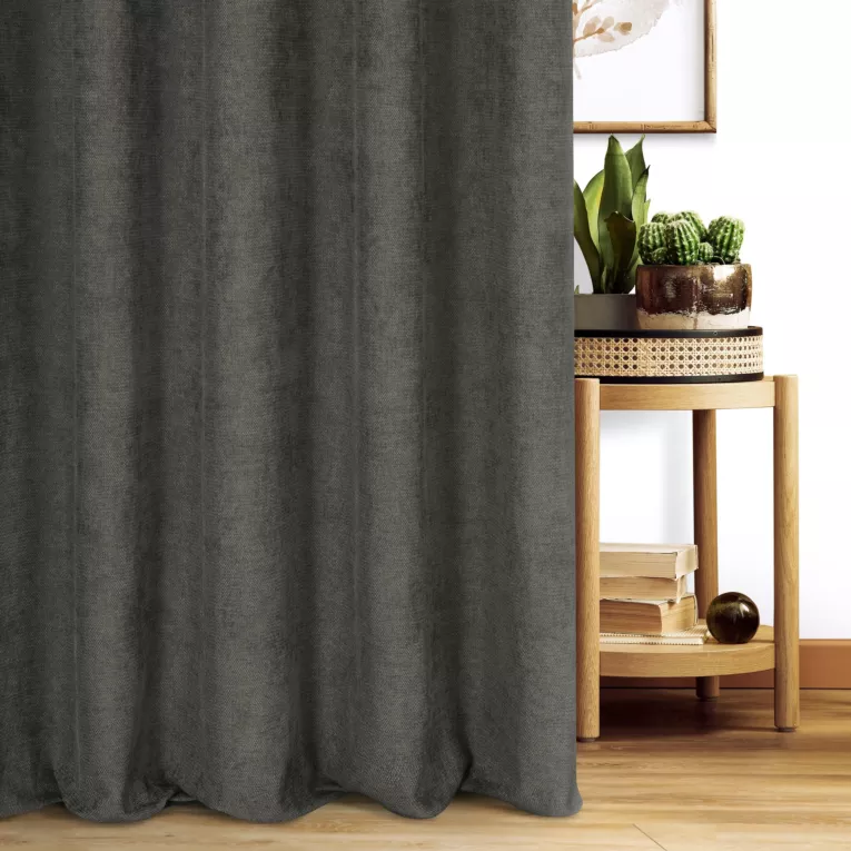Zasłona szyta na taśmie 5 cm grafitowa z miękkiej w dotyku tkaniny szenilowej