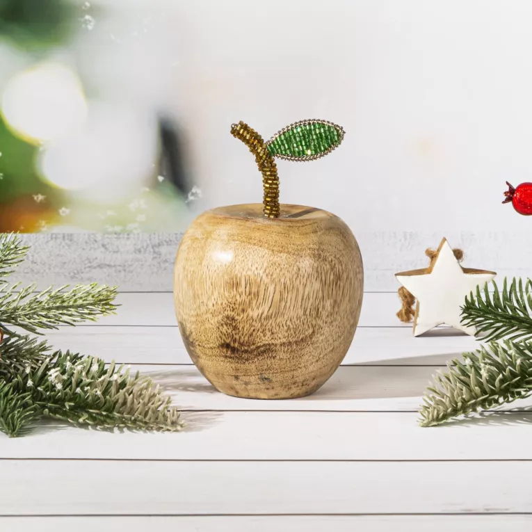 Figurka świąteczna z naturalnego drewna w kształcie jabłka zdobiona błyszczącymi koralikami