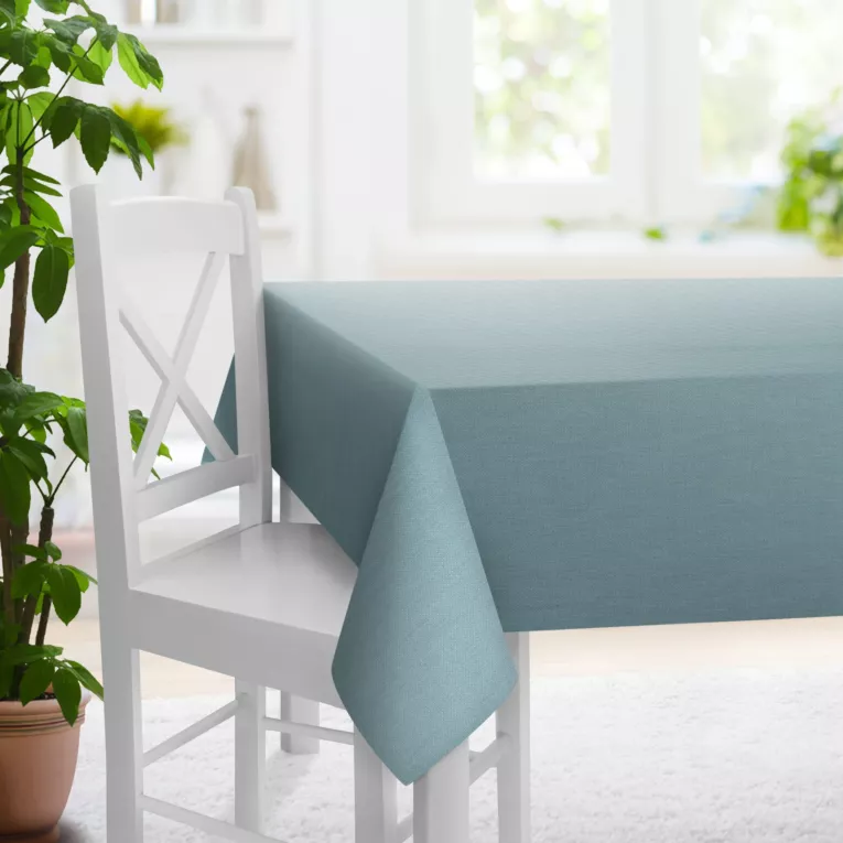 Obrus szyty błękitny z strukturalnej tkaniny o naturalnym splocie