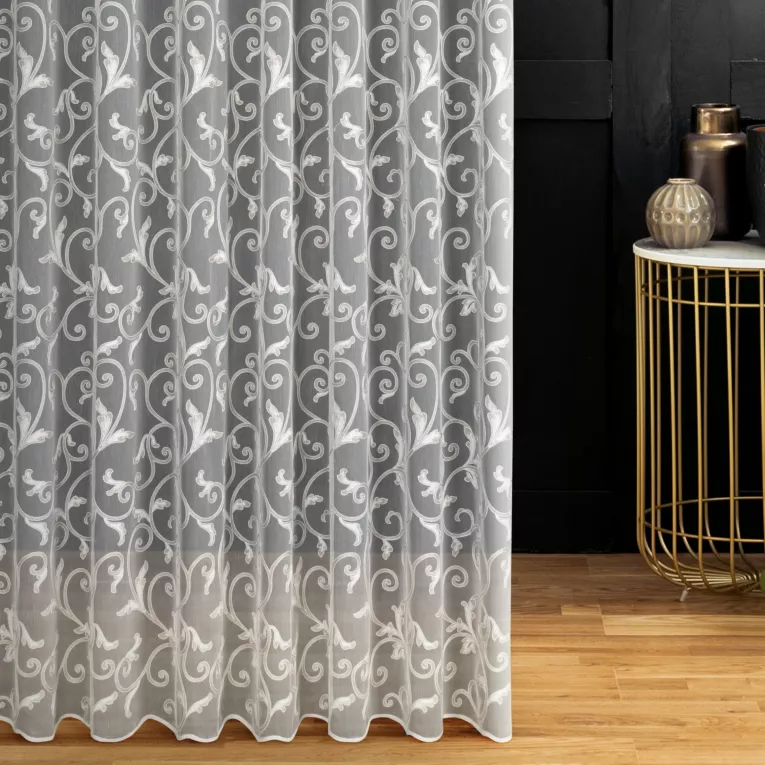 Firana szyta na taśmie 5 cm naturalno beżowa z delikatnej tkaniny typu aden, wykończonej łańcuszkowym haftem Italissima Eva Minge