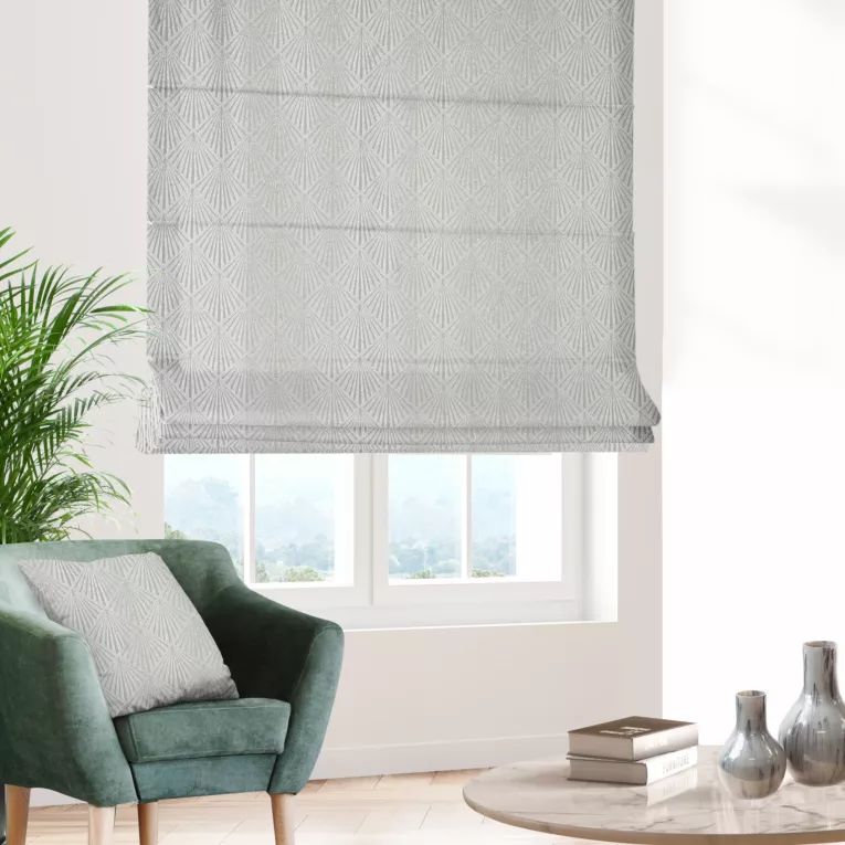 Roleta rzymska jasnokremowa z tkaniny, z geometrycznym wzorem, z dodatkiem połyskującej nici