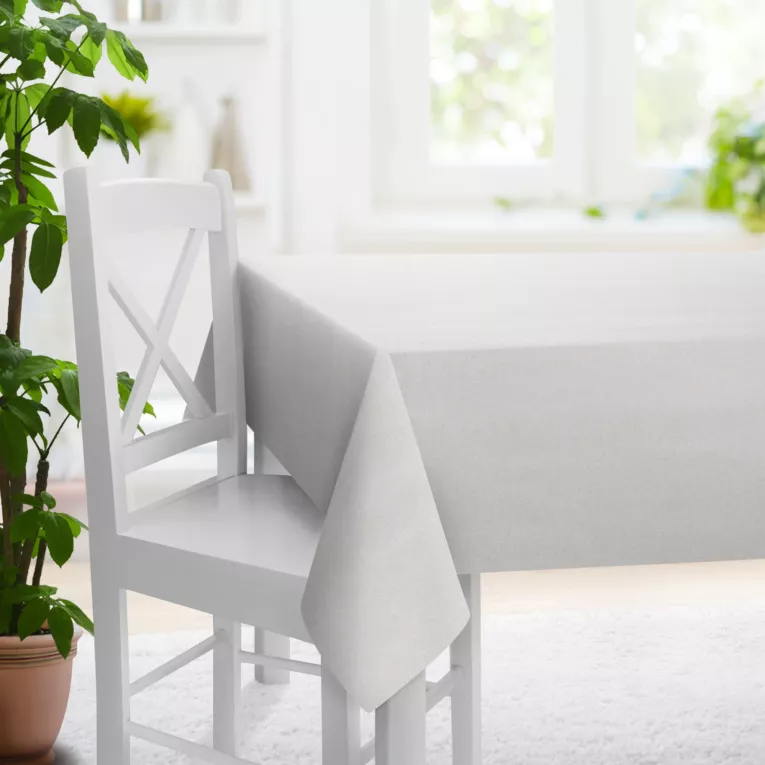 Obrus na wymiar srebrny o naturalnym charakterze, z widocznym, ozdobnym splotem