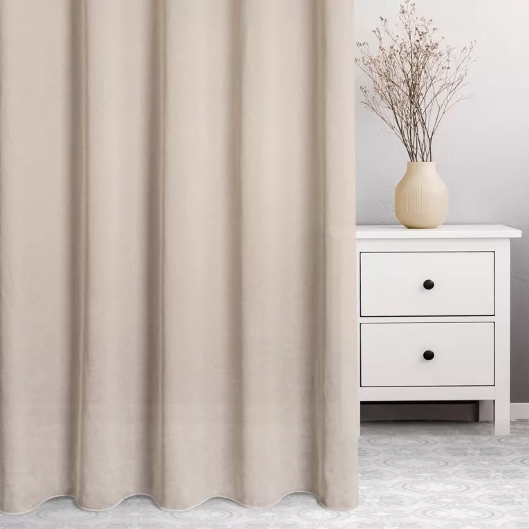 Zasłona szyta na flexach złota z półprzezroczystej tkaniny o wyglądzie drobnego deszczyku i delikatnym połysku, wykończona obciążnikiem