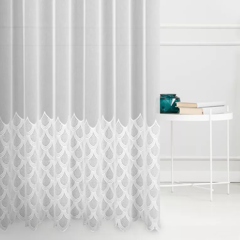 Firana szyta na taśmie 5 cm biała z matowej tkaniny typu ADEN haftowanej w geometryczny wzór z cekinami